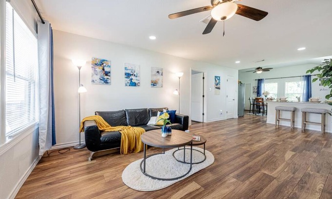 North Shore Villa | 13335 NEW cozy 4BR Emporia Escape