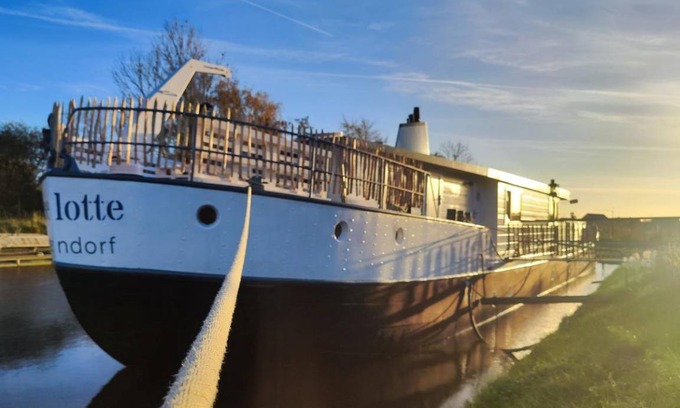 Otterndorf Boat Rental | 135 m² Houseboat ∙ 3 bedrooms ∙ 6 guests