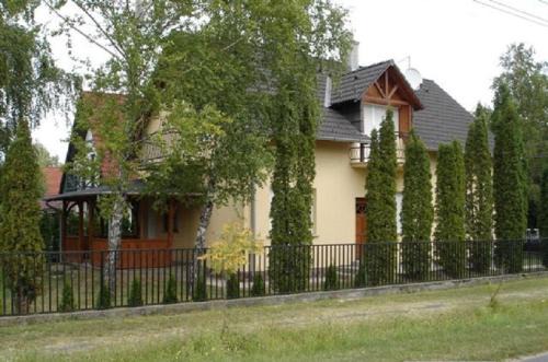 Balatonfenyves Apartment | 14 férőhelyes ház saját stéggel, játszótérrel Balatonfenyvesen vízparti utcában