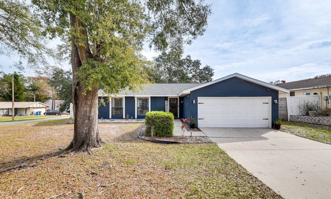 Seffner Community Alliance House | 14 Mi to Dwtn Tampa Bay: Brandon Home w/Fire Pit!