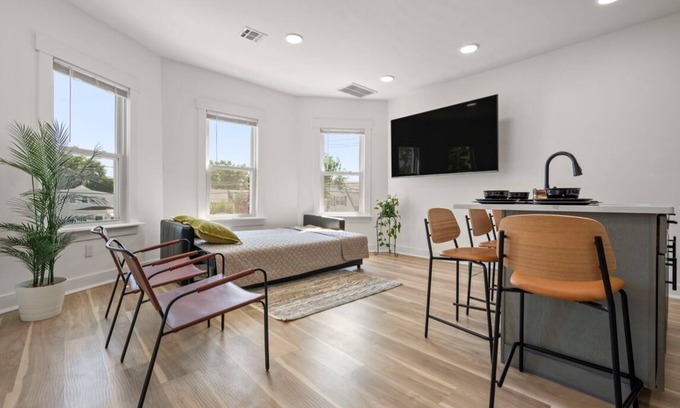 Fair Lawn Apartment | 14 Miles to NYC 2-Floor Duplex for 10 Guests 4BR Free Parking + Laundry