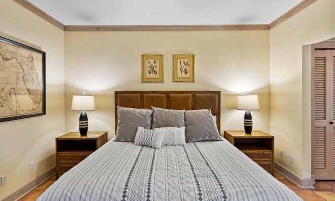 Boca Grande House | 1400-14th - Sleeps 10 - Beachfront - Courtyard Home