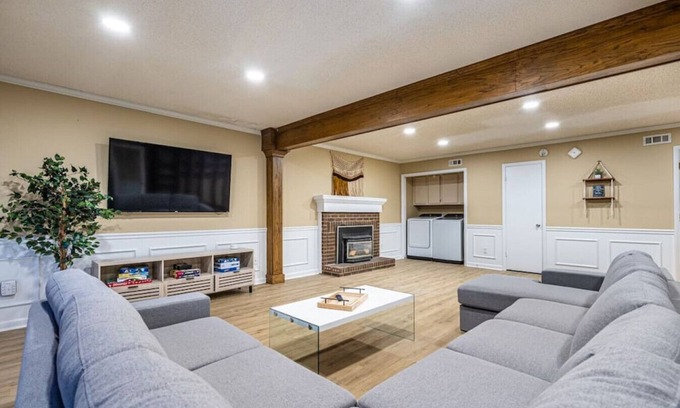 Huntsville House | 14003 Maebeth · ❂Mayflower Cottage❂ Ping Pong Table/Fiber Wifi!
