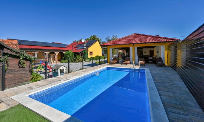 Velika Trnovitica House | 142 m² House ∙ 2 bedrooms ∙ 5 guests