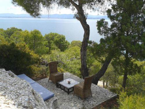 Limni Vouliagmenis Villa | 145 m² Villa ∙ 4 bedrooms ∙ 8 guests