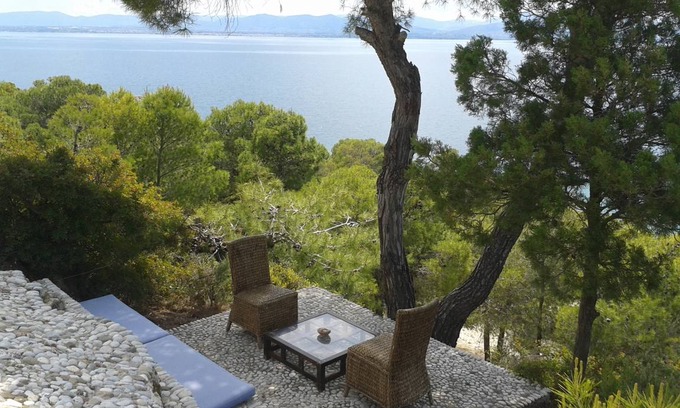 Limni Vouliagmenis Villa | 145 m² Villa ∙ 4 bedrooms ∙ 10 guests
