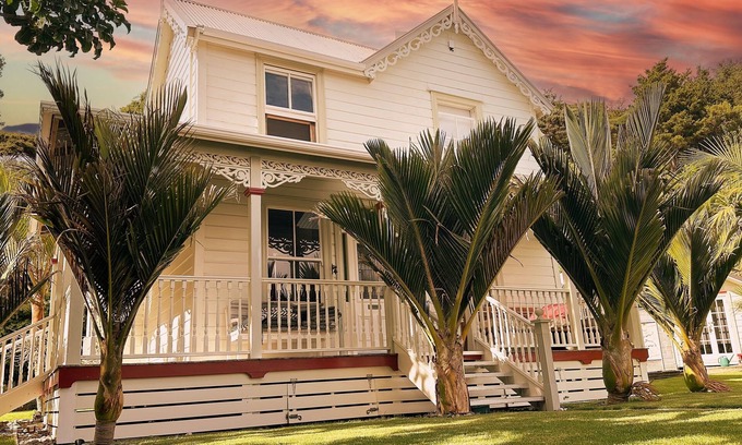 Rawhiti Cabin | 145 yr old, 5 bedroom Lodge Oozing Character with Beach Back and Front