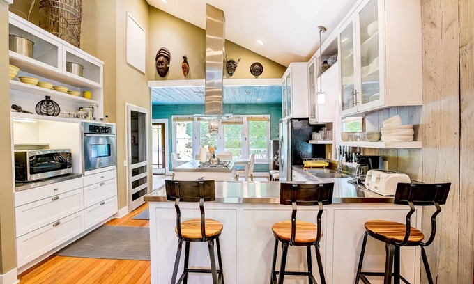 East Cesar Chavez House | 149 m² House ∙ 2 bedrooms ∙ 4 guests