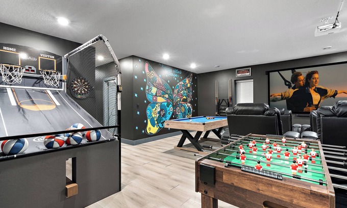 West Seventh House | 14guests, gameroom, theatre, sauna in the center of twin cities
