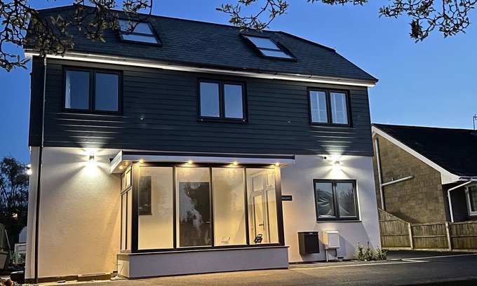 Shanklin House | 15% Ferry Discount. 15 minutes to beach. 5 bed house with 22 sqm equipped gym.