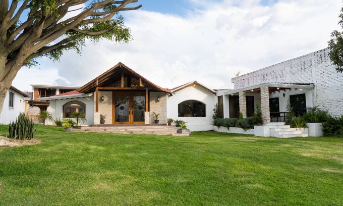Tumbaco House | 15 min from airport! Luxurious Gated Estate with Mountain Views from the Valley.