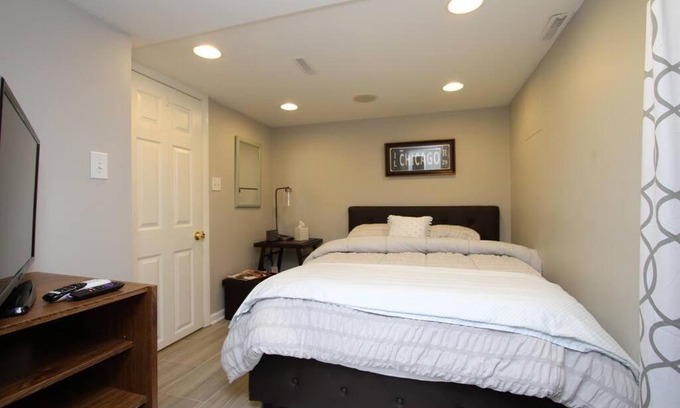Jefferson Park Apartment | 15 min Ohare/Rivers Casino/Downtown & Parking1