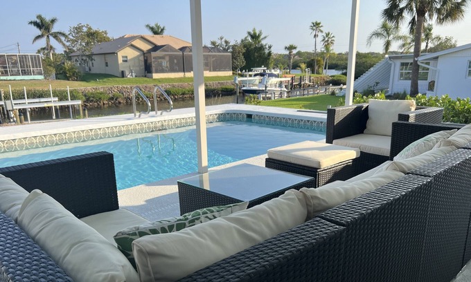 Osprey House | 15 mins from Beautiful Siesta Key Beach, Waterfront Home w/Private Pool