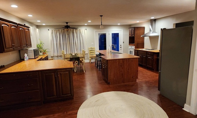 Waynesville Other | 15 minutes from Kings Island! Spacious farmhouse that sleeps up to 11!