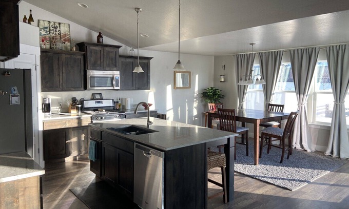 Heber House | 15 minutes to YEAR ROUND adventures! Spacious Comfortable and Accommodating