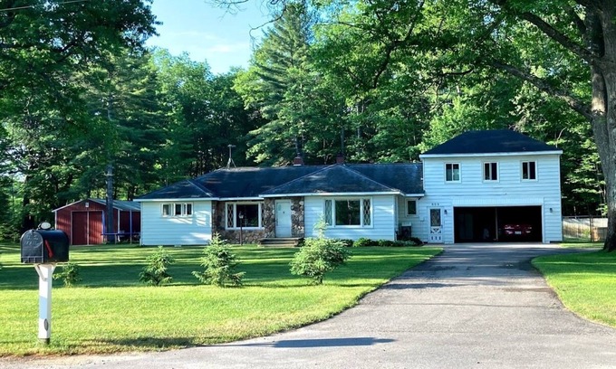 Kalkaska House | 15 mls from Great Lakes Equestrian Festival, 3 Bdrm house, huge yard, pole barn!