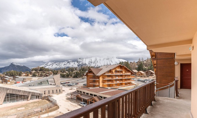 La Joue du Loup Apartment | 150m from the slopes, apartment for 8 with balcony