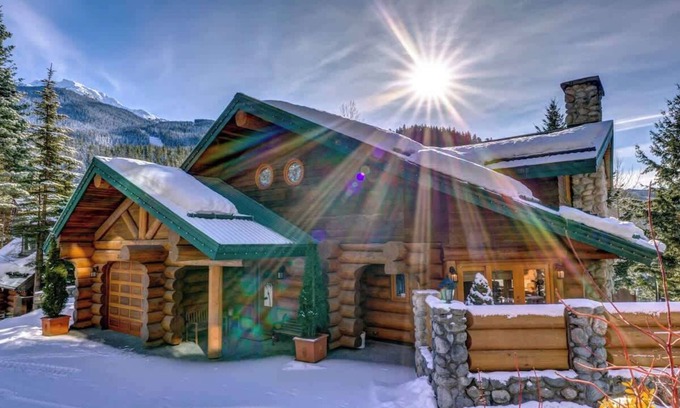 Nordic Estates House | 150m to Ski Run, Hot Tub, Pool Table, Iconic View
