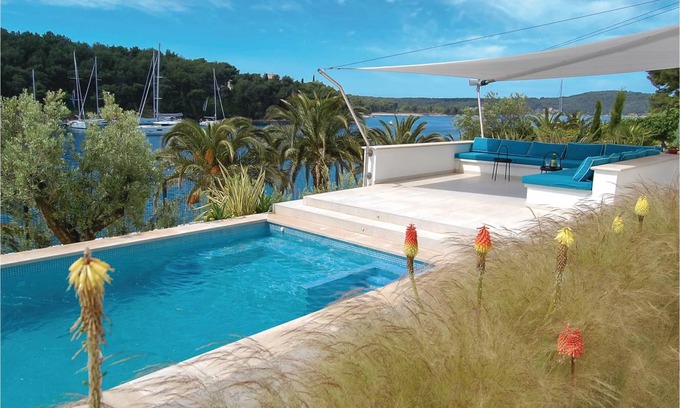 Cove Makarac (Milna) House | 155 m² House ∙ 4 bedrooms ∙ 8 guests
