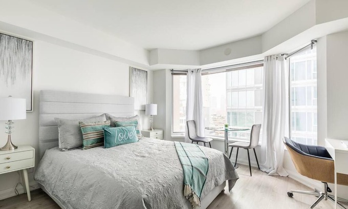 Bloor-Yorkville Apartment | 155 Modern Studio in Yorkville