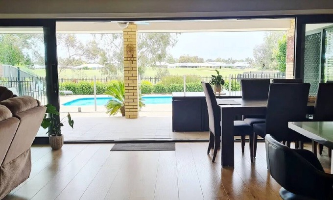 Yarrawonga House | 15th on the Fairway, SilverwoodsnEntire home in Yarrawonga, Australia