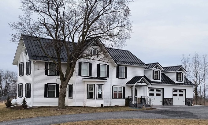 Town of Milo House | 16 Guest | Game Room | Sauna | Firepit | Wineries
