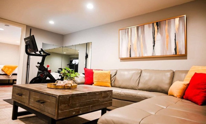 Lincoln House | 16 Guests|Adjacent Residences|Hot Tub/Ping Pong