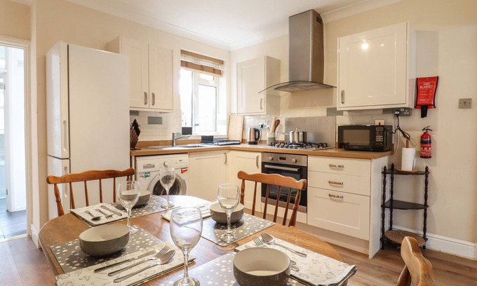 Colchester Cottage | 160 CANTERBURY ROAD, family friendly, with a garden in Colchester