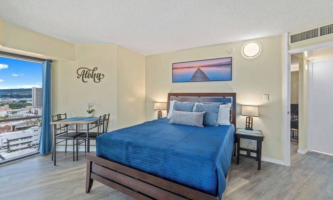 Downtown Honolulu Condo | 16th Fl Executive Center 1BR Condo | Parking | Pool | City View