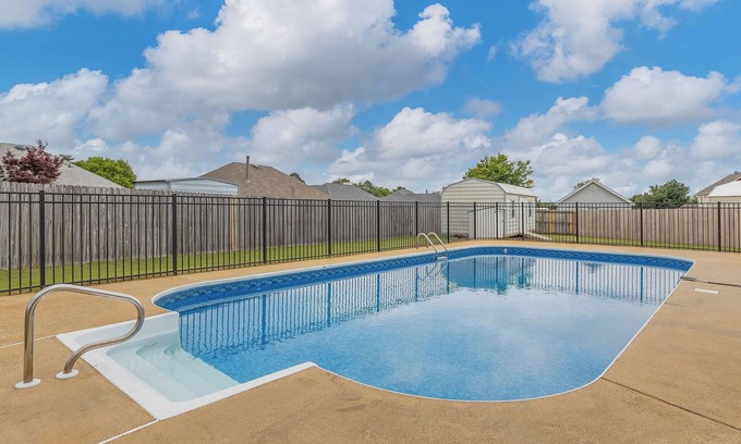 Prattville House | 17 Springs/RTJ Golf/Saltwater Pool/Sleeps 8