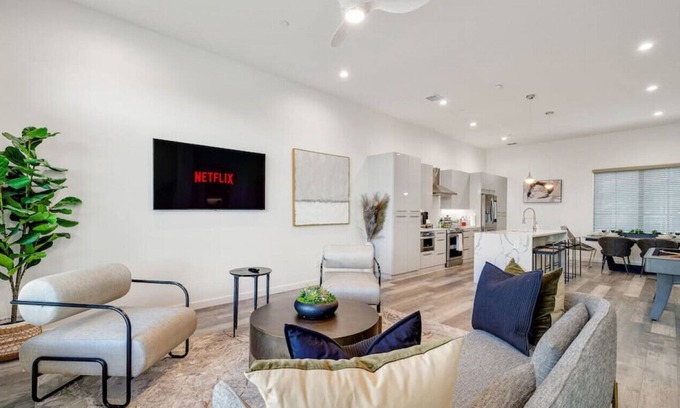 Cedars House | 1721 Lear · Upscale, Central & Fun! ~ Rooftop Terrace ~ Garage