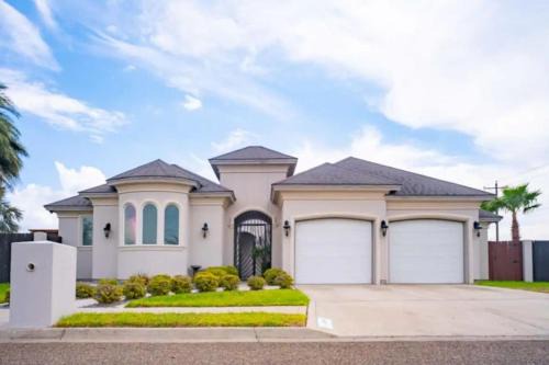 Palmhurst House | 177 4 Bedrooms Pool Game room Massive Kitchen