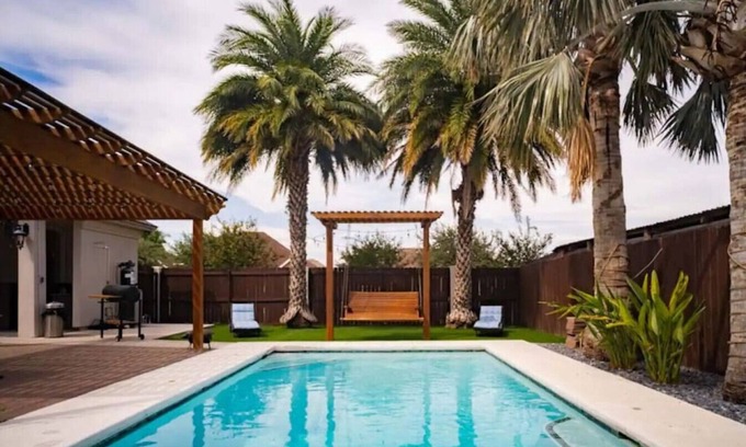 Palmhurst House | 177) Pool, Basketball court, pool table!