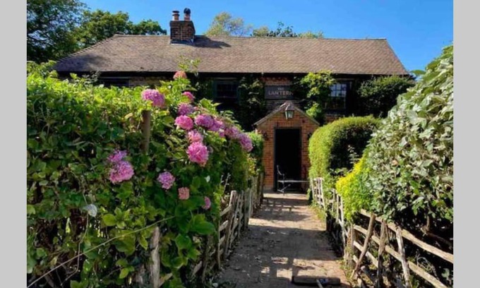 Martin Apartment | 17th Century Boutique Getaway in the Countryside