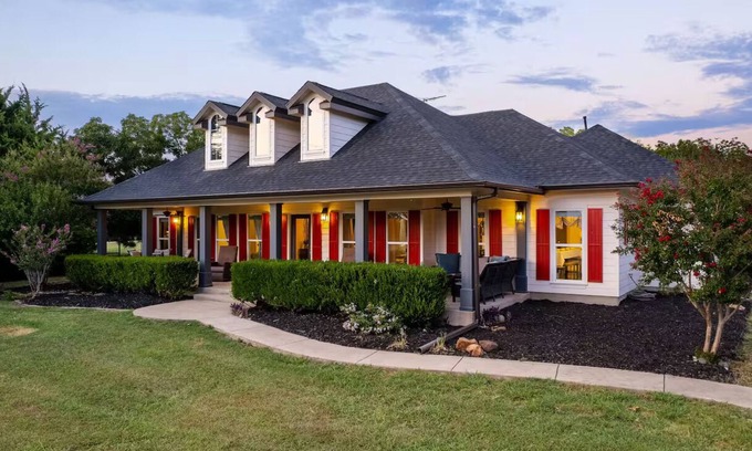 Van Alstyne House | 18-Acre Texas Ranch AS SEEN ON HGTV!