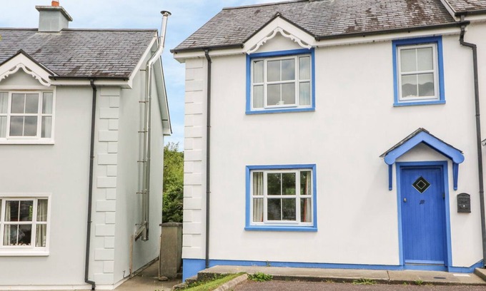 Glengarriff House | 18 DALEWOOD, pet friendly, with a garden in Glengarriff, County Cork