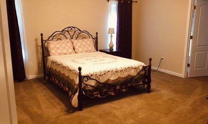 Oak Hill House | 18 minutes to Downtown Covington Square Walk of Stars and Great Restaurants