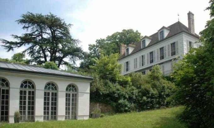 Neauphle-le-Chateau House | 18 th century post relay