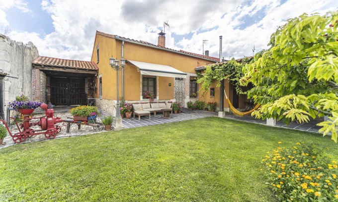 Santibanez de Valcorba House | 180 m² House ∙ 3 bedrooms ∙ 10 guests