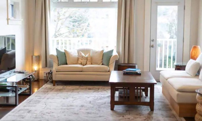Chester Condo | 1800' | Front HBR | DT 5 Min Walk | Water views