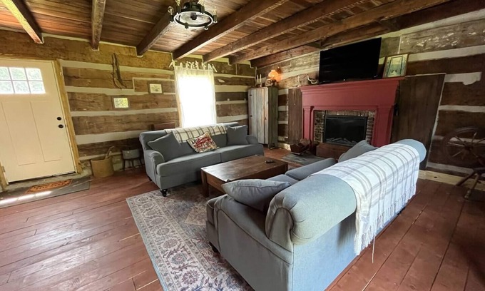 Lexington Cabin | 1800’s Historical Log Cabin near I-75 Interstatenn