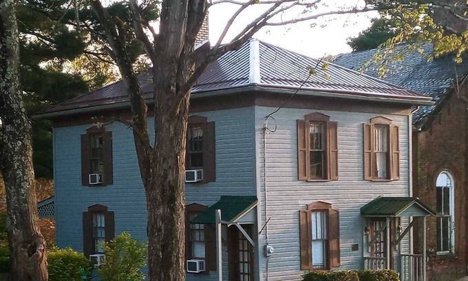 Tippecanoe House | 1800's Patriot House Tappan Lake Deersville wifi, private yard Trailer Parking