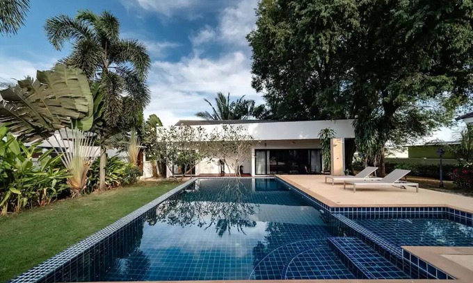 Nai Harn Villa | 1800 sqm Manor 5 Bedroom Private Saltwater Pooln