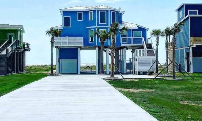 Clayton Apartment | 1836 Beachfront Retreat