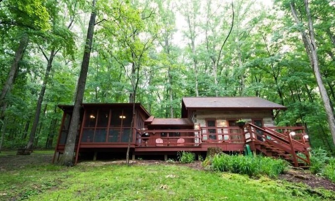 Nashville Cabin | 1859 Historic Log Cabin, pet friendly and 5 minutes to Nashville!