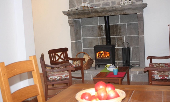 Saint-Victor-la-Riviere House | 18th century independent house