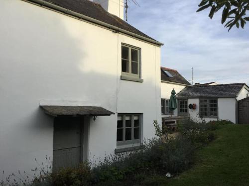 Chillington House | 18th Century Primrose Cottage in Chillington nr sea