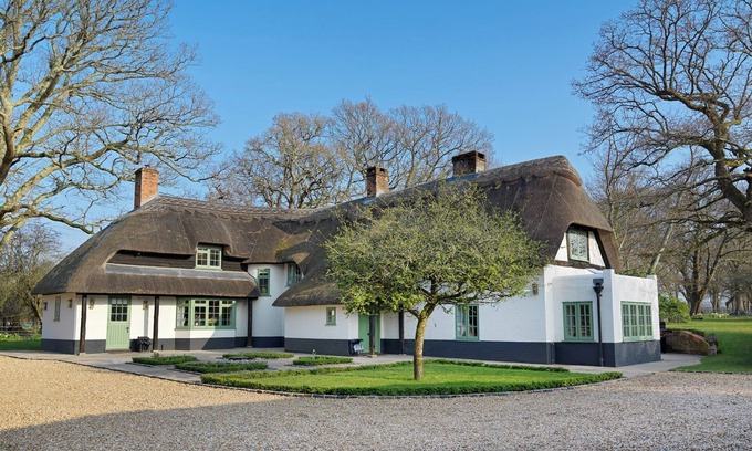 New Forest District House | 18th Century Thatched House on the Edge of the New Forest with large Jacuzzi
