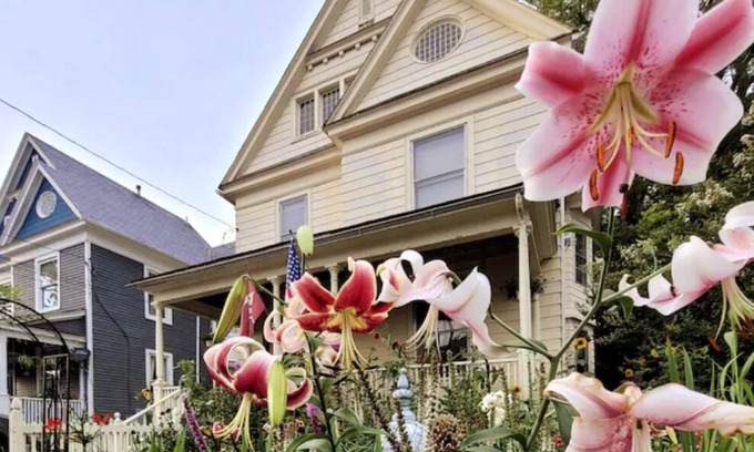 Salisbury Apartment | 1915 Victorian Wildflower Garden