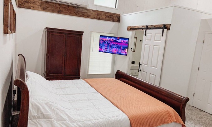 Tulsa House | 1920's Quaint Living. GatheringPlace/Expo/TU/Downtown. 2 King Bds/Arcade games!